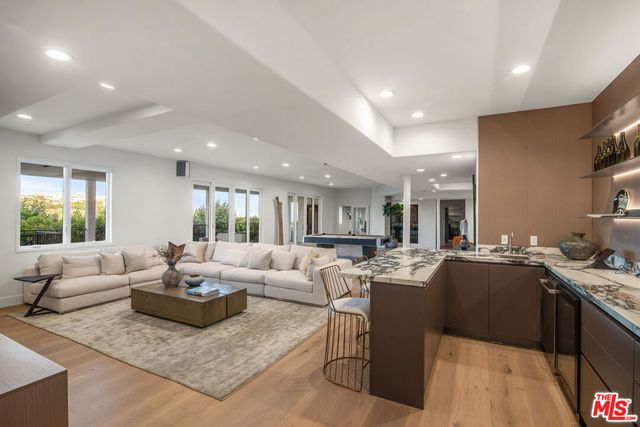 930 N Tigertail Road, Los Angeles, CA 90049