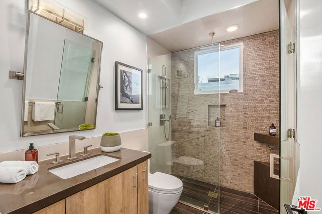 930 N Tigertail Road, Los Angeles, CA 90049