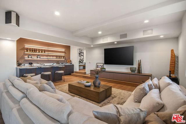 930 N Tigertail Road, Los Angeles, CA 90049