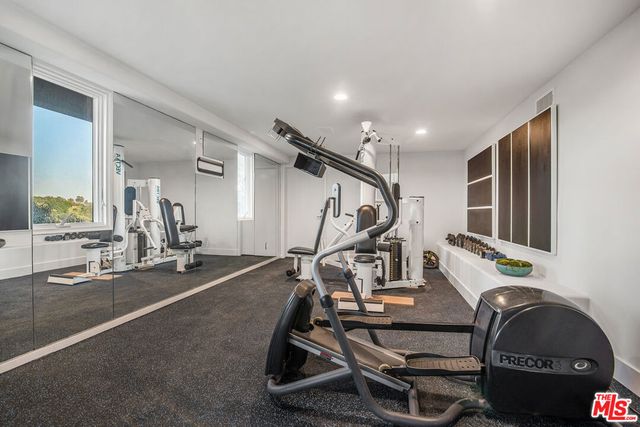 930 N Tigertail Road, Los Angeles, CA 90049