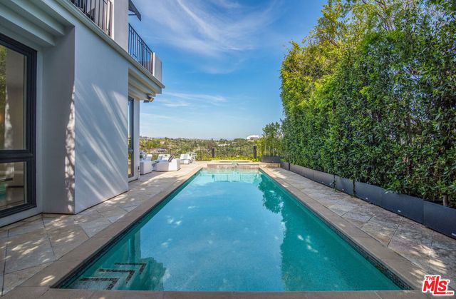 930 N Tigertail Road, Los Angeles, CA 90049