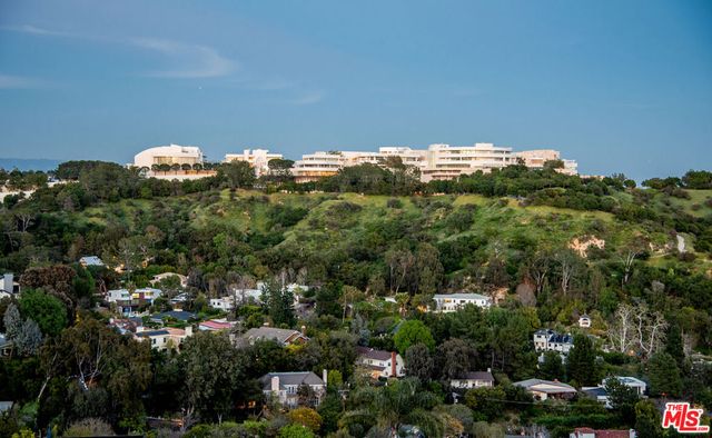 930 N Tigertail Road, Los Angeles, CA 90049