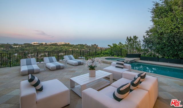 930 N Tigertail Road, Los Angeles, CA 90049