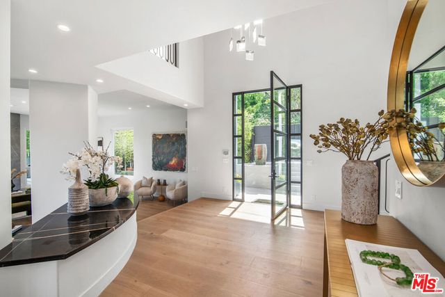 930 N Tigertail Road, Los Angeles, CA 90049