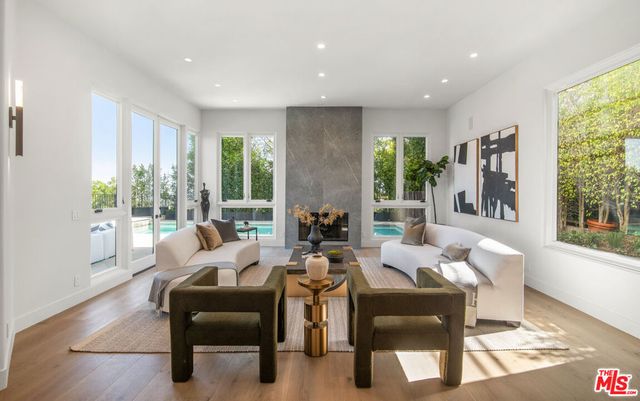 930 N Tigertail Road, Los Angeles, CA 90049