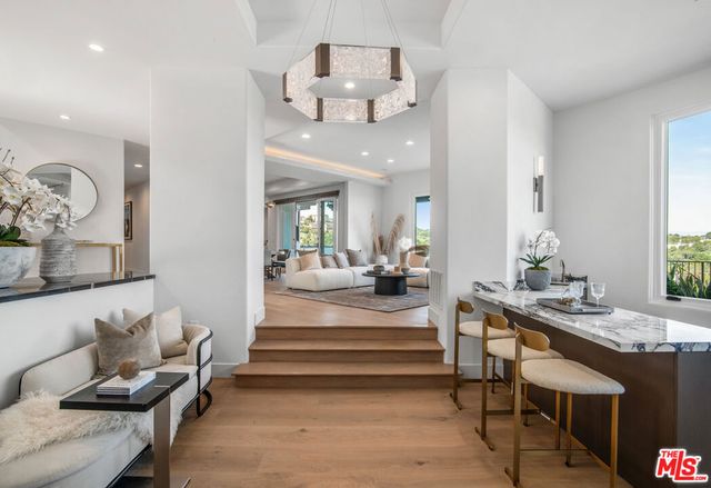 930 N Tigertail Road, Los Angeles, CA 90049