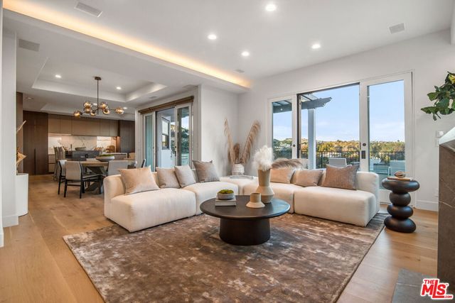 930 N Tigertail Road, Los Angeles, CA 90049