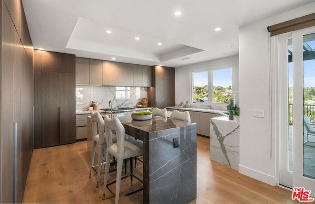 930 N Tigertail Road, Los Angeles, CA 90049