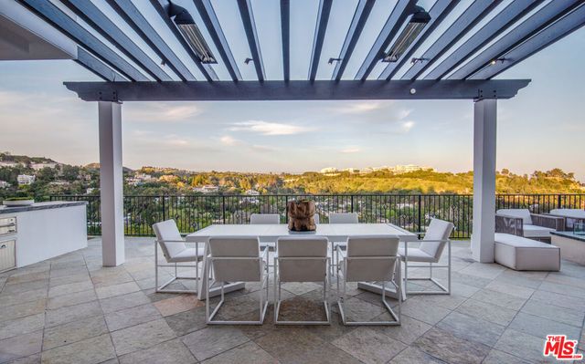 930 N Tigertail Road, Los Angeles, CA 90049
