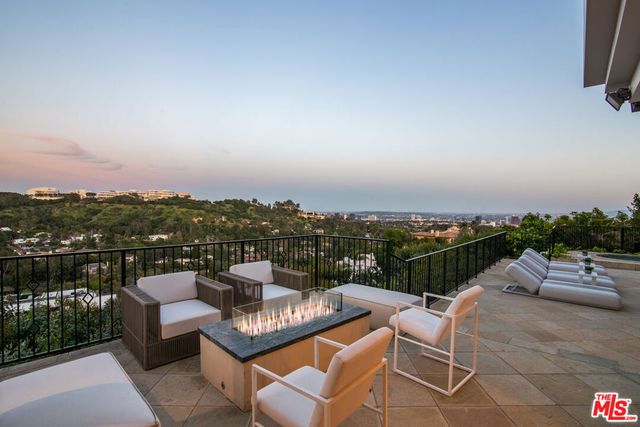 930 N Tigertail Road, Los Angeles, CA 90049