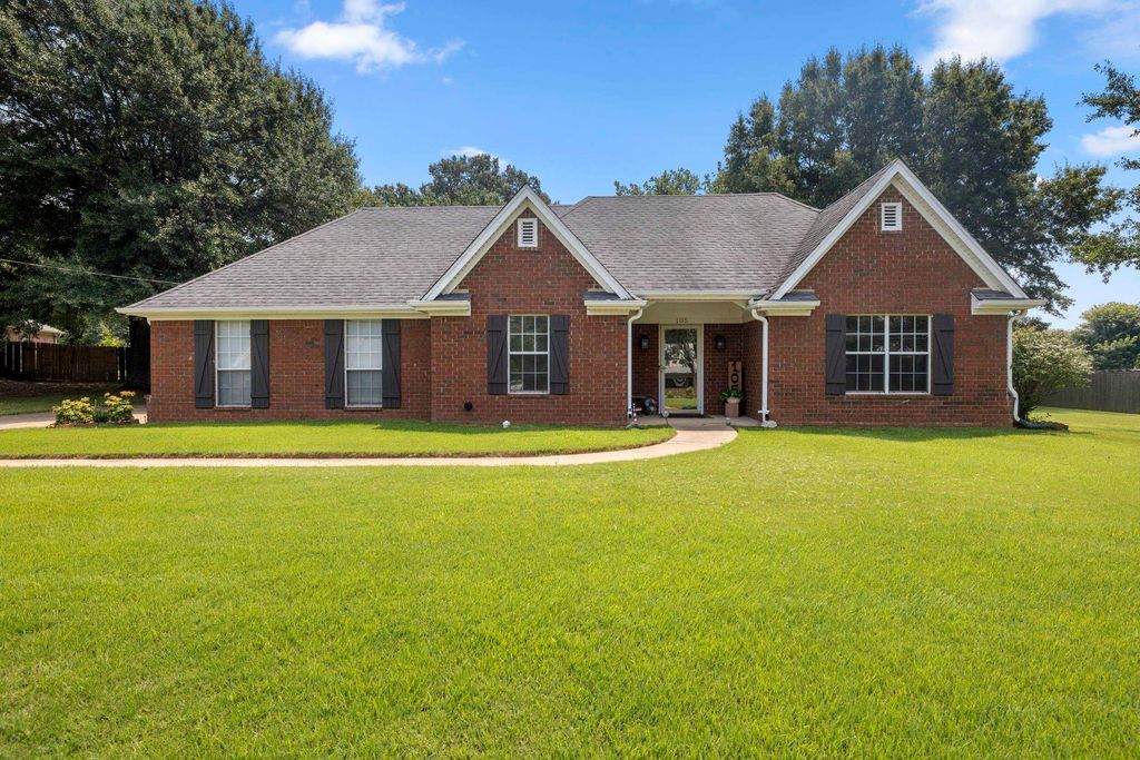 105 COUNTRYWOOD LN LN S, Oakland, TN 38060