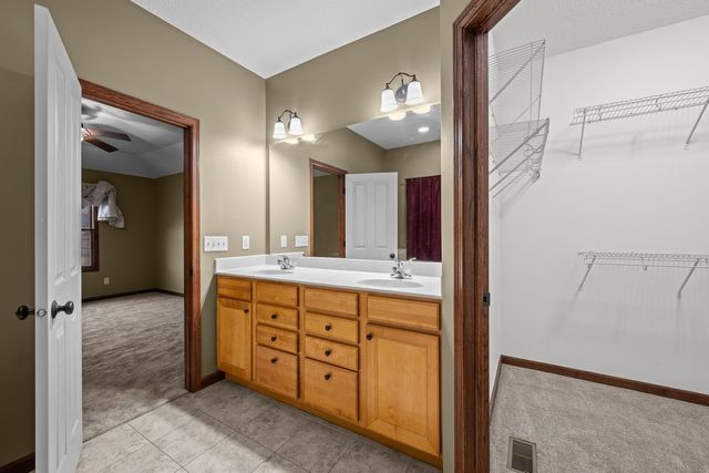 1338 W 61st Street, Davenport, IA 52806