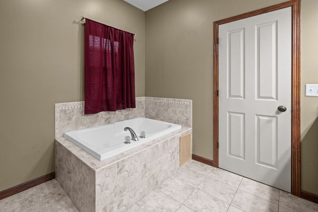 1338 W 61st Street, Davenport, IA 52806