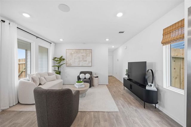 6005 Pineapple Street, Houston, TX 77048