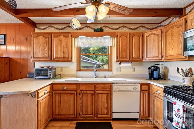 1347 Wipprecht Drive, Spruce Pine, NC 28777