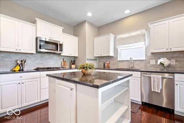 220 Dovetree Drive, Avon, IN 46122