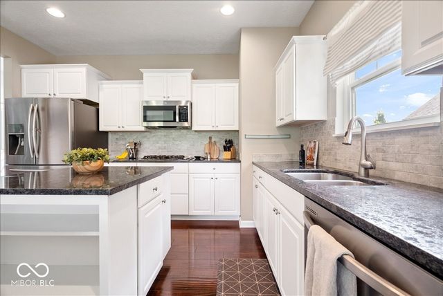220 Dovetree Drive, Avon, IN 46122