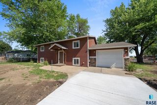 110 Ivy Ln, Harrisburg, SD 57032