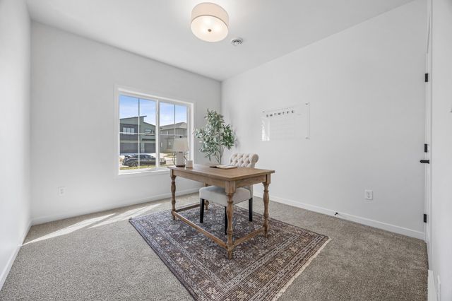 3636 Decorah Way S, Fargo, ND 58104