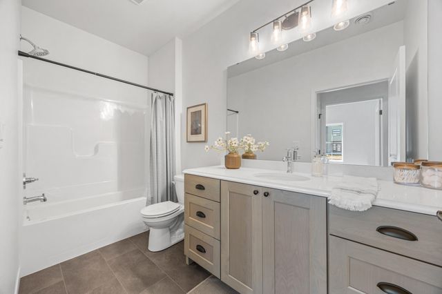 3636 Decorah Way S, Fargo, ND 58104