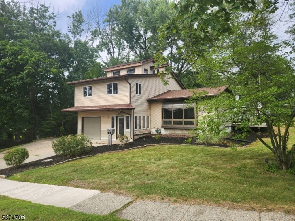 14 Trenton Pl, Newton Town, NJ 07860