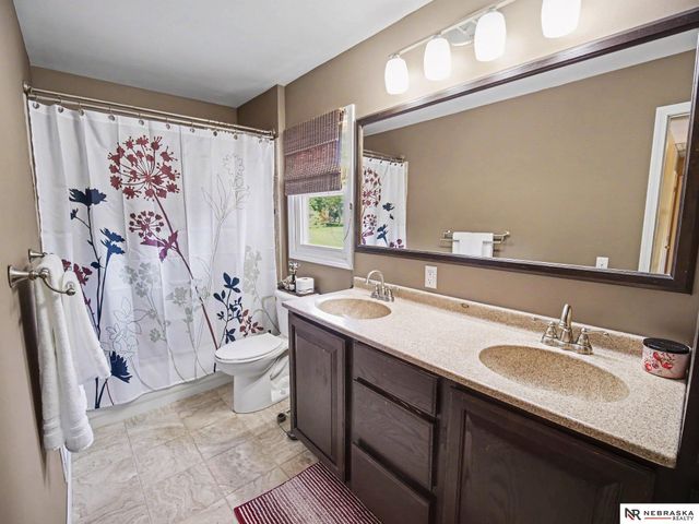 13968 Woolworth Circle, Omaha, NE 68144
