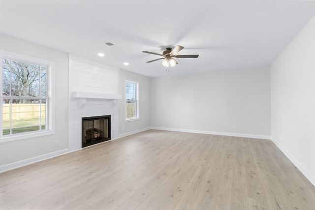 141 Monaghan Dr, Clarksville, TN 37042
