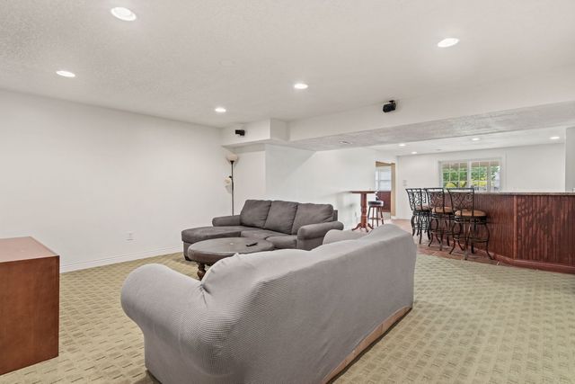 6404 Forest Road, Davenport, IA 52807