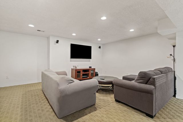 6404 Forest Road, Davenport, IA 52807