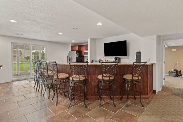 6404 Forest Road, Davenport, IA 52807