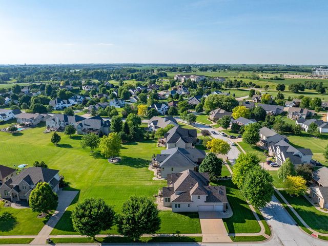 6404 Forest Road, Davenport, IA 52807