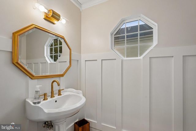 22527 FOREST RUN DR, Ashburn, VA 20148