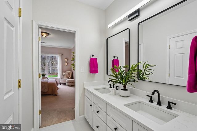 22527 FOREST RUN DR, Ashburn, VA 20148