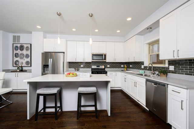 3233 S Stewart Avenue, Chicago, IL 60616