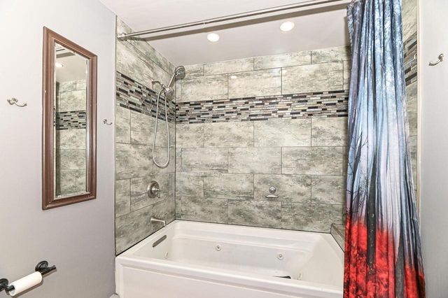 W267S7535 Olympia COURT N, Waukesha, WI 53189