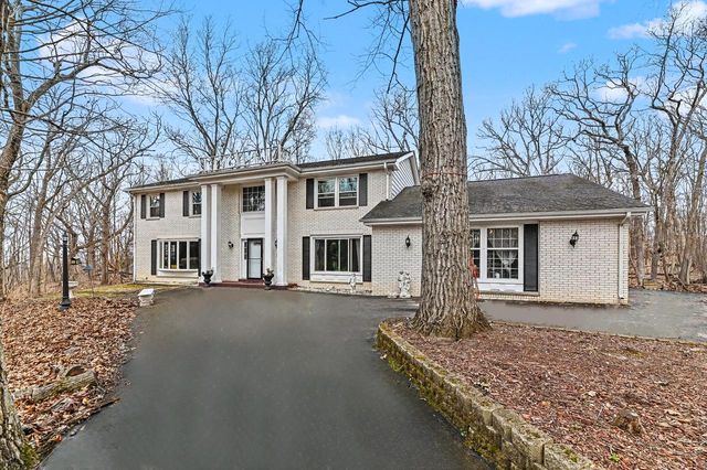 W267S7535 Olympia COURT N, Waukesha, WI 53189