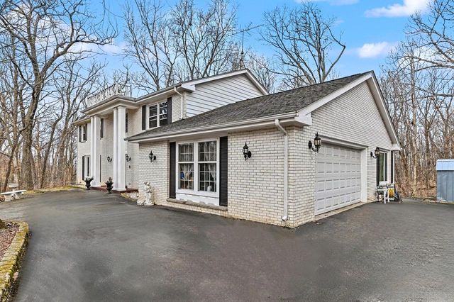 W267S7535 Olympia COURT N, Waukesha, WI 53189