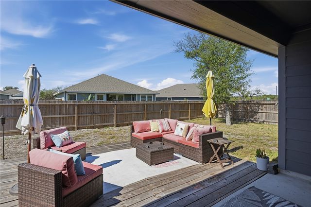 117 Aruba Dr, Rockport, TX 78382