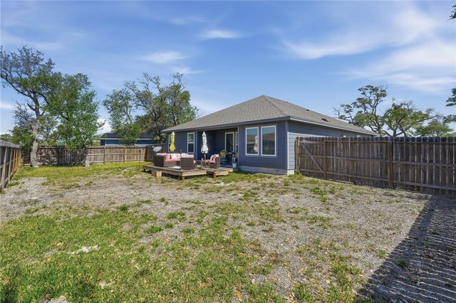 117 Aruba Dr, Rockport, TX 78382