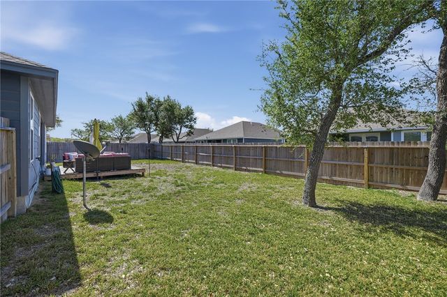 117 Aruba Dr, Rockport, TX 78382