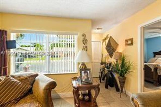7651 NW 74th Ave 1, Tamarac, FL 33321