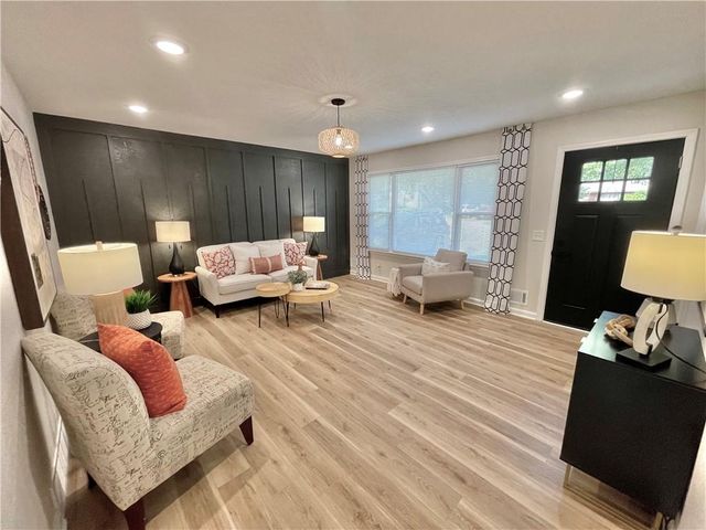 2512 Queen Ridge Drive, Independence, MO 64055