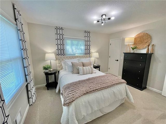 2512 Queen Ridge Drive, Independence, MO 64055