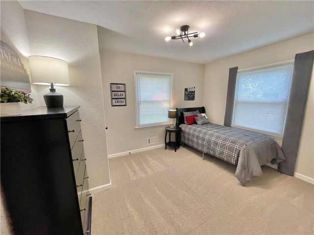 2512 Queen Ridge Drive, Independence, MO 64055