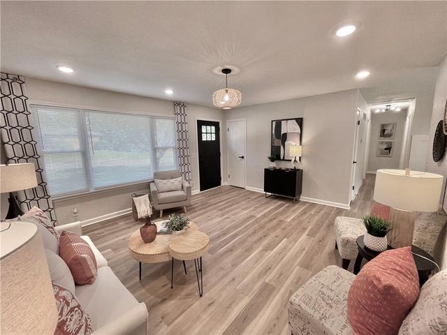 2512 Queen Ridge Drive, Independence, MO 64055
