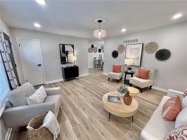2512 Queen Ridge Drive, Independence, MO 64055