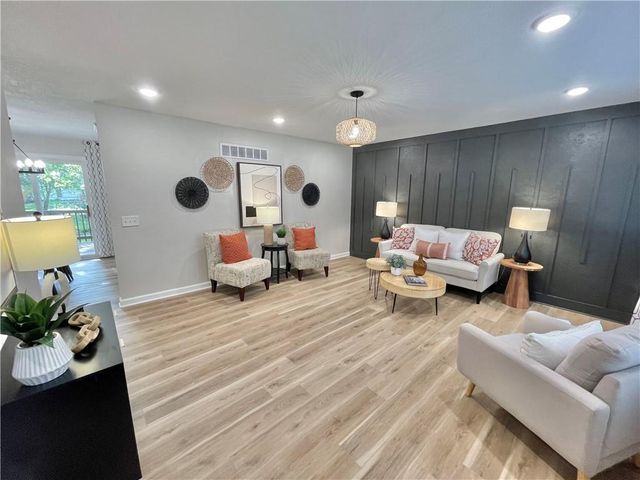 2512 Queen Ridge Drive, Independence, MO 64055