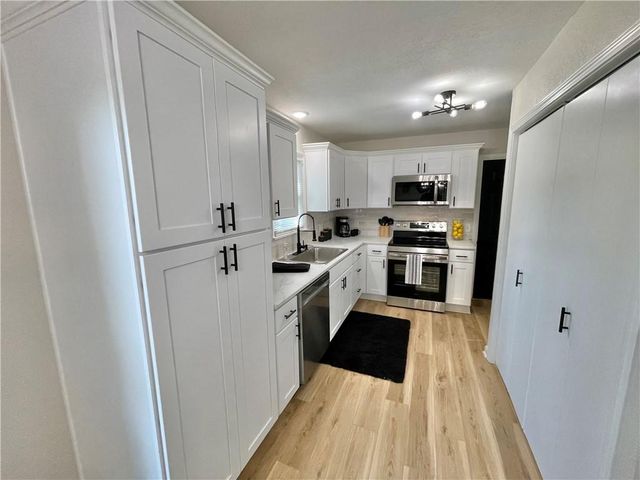 2512 Queen Ridge Drive, Independence, MO 64055