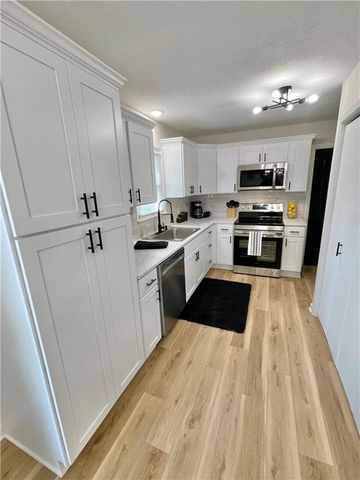 2512 Queen Ridge Drive, Independence, MO 64055
