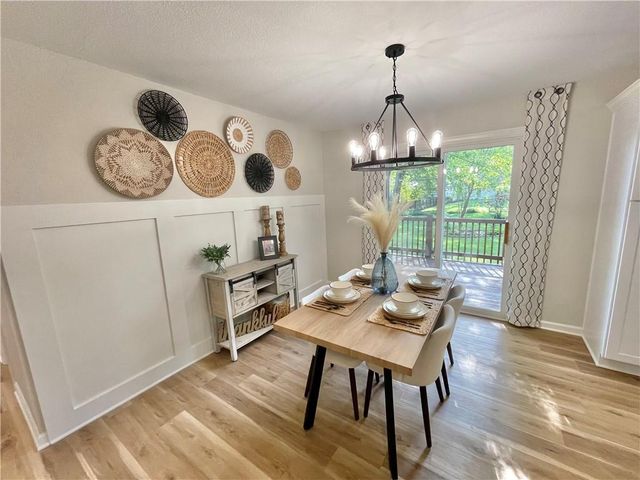 2512 Queen Ridge Drive, Independence, MO 64055